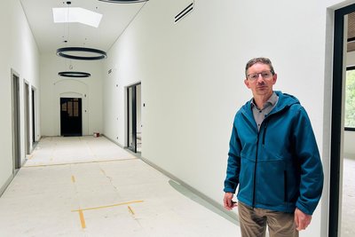 Christian Uhlig, Fachbereichsleiter Bau bei der Stadt Annaberg-Buchholz, im sanierten Mittelbau des Unteren Bahnhofs. Die Deutsche Bahn wird die Räume von der Stadt mieten und ein Ausbildungszentrum dort einrichten.
