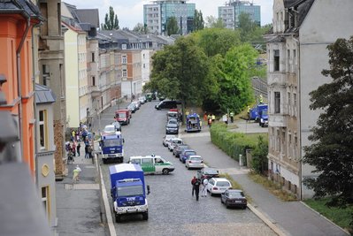 Ein verdächtiger Metallkörper ist am Donnerstagnachmittag bei Arbeiten für die Elektrifizierung der Bahnstrecke am Gleis neben der Karolastraße in rund 1,70 Meter Tiefe geortet worden.