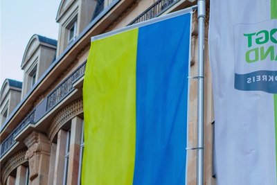 Das Landratsamt hat die ukrainische Flagge gehisst.