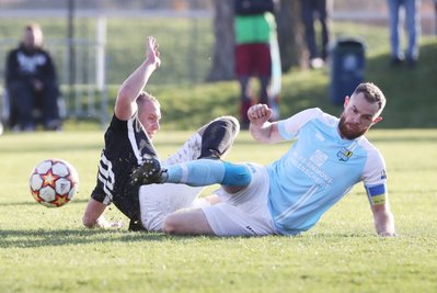 Für CFC-Kapitän Tobias Müller (rechts) war das Pokalspiel in Liebertwolkwitz sein erstes Pflichtspiel in der Startelf nach langer Verletzung.