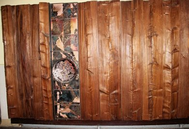 Wandgestaltungen wie diese - heute im BSZ Schwarzenberg - waren typisch für den Schwarzenberger Holzgestalter und Kunstprofessor Hans Brockhage. Eine ähnliche Wand gab es früher im Fichtelberghaus. 