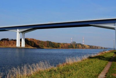 Erstaunlich unauffällig: So soll der Hauptbereich der Rader Hochbrücke im Bereich des Nord-Ostsee-Kanals aussehen. Noch steht dort das gut 50 Jahre alte Bauwerk, das für die heutige Belastung nicht konzipiert war. 