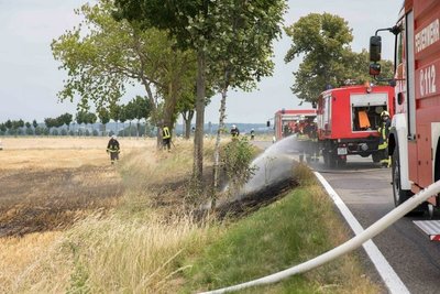 Zu einem Feldbrand an der Bundesstraße 173 zwischen Memmendorf und dem Abzweig Kirchbach sind Sonntag mehrere Feuerwehren ausgerückt.