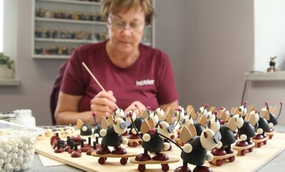 Annette Oehmer fügt die vielen Einzelteile des Teufelchens Gustav zusammen. 