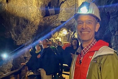Moderator Peter Twiehaus im Besucherbergwerk Markus-Röhling-Stolln. 