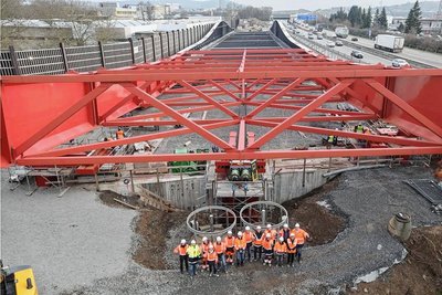Die Neckartalbrücke der A 6 nahe Heilbronn gilt als Meilenstein des Autobahn-Brückenbaus. Sie ist anders konstruiert als die Rader Hochbrücke, aber ebenfalls von den Plauener Stahlbauern gefertigt. 