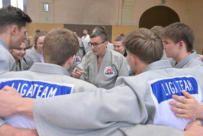 Manfred Stürz (Mitte) steht seit fast 50 Jahren auf der Matte und hat auch beim Turnier am Samstag in der Mannschaft des JC Crimmitschau mitgekämpft.