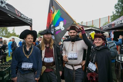 Die Pulveraffen wollten vorrangig den Kostümwettbewerb gewinnen. Weshalb sie das Schlammloch aussparten und Strafminuten in Kauf nahmen.