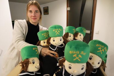 Tabea Rohr und ihre knuddeligste Schöpfung: Der Plüschbergmann Kalle.