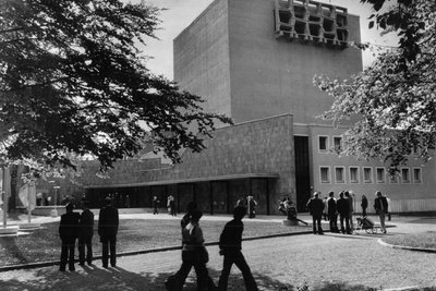 Das wiedererbaute Schauspielhaus Karl-Marx-Stadt, Blick auf das Bühnenhaus und den Eingangsbereich. Aufnahmedatum: 6.10.1980.