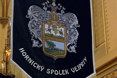 Die Motive auf der Fahne der Bergleute aus Weipert.