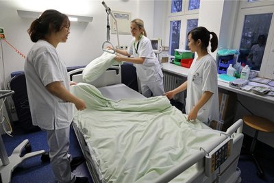 Pflegenachwuchs aus Vietnam ist deutschlandweit gefragt. Hier zwei Auszubildende am Universitätsklinikum Rostock.