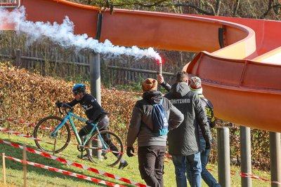 Anstrengend: Die Rutsche im Sommerbad Waldenburg war am Sonntag nicht im Betrieb. Stattdessen mussten die Radrennsportler steile Anstiege bewältigen.