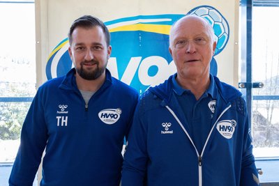 Rainer Lemoine (r.), hier mit dem neuen Vereinschef Tony Hennig, wurde zum Ehrenpräsidenten des HV 90 ernannt.