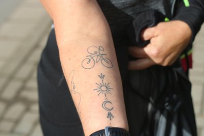 Ihren verstorbenen Mann hat Yvette H. immer bei sich: als Tattoo auf ihrem rechten Unterarm. Der gekrümmte Rücken des Radfahrers bildet das C aus dem Vornamen ihres Mannes.