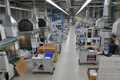 Die Werkhalle der Firma PTF Pfüller in Stollberg. Die Produkte werden auch bei Technik für Zahnärzte verwendet. Das Unternehmen hat 300 Mitarbeiter an Standorten in Sachsen, Bayern und China. 