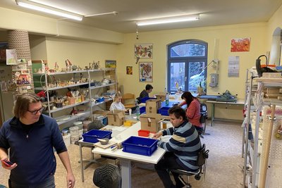 In der Druck- und Kreativ-Werkstatt lief die Fliesen-Produktion zuletzt auf Hochtouren, links Gruppenleiter Chris Blechschmidt.