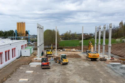 Ein Teil der Betonpfeiler für die 3500 Quadratmeter große Halle stehen schon. Partner ist hier Goldbeck Treuen. Auch der VSTR Rodewisch hat auf der Baustelle zu tun.