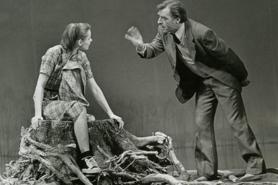 Andreas Schmidt-Schaller als Fjodor Iwanowitsch und Katherina Lange als Sinulja in dem Stück „Sinulja“ von Alexander Gelman (Inszenierung Gerhard Meyer), DDR-Erstaufführung 1986.