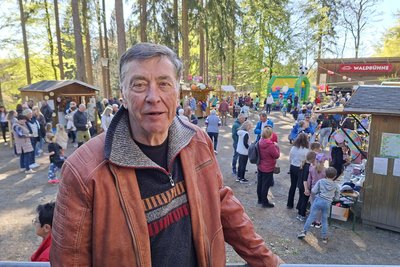 Werner Sieber freut sich, dass regelmäßig Veranstaltungen auf der Augustusburger Waldbühne stattfinden.