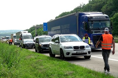 Der Unfall sorgte für Stau auf der Autobahn. Der Verkehr wurde vorläufig an den Unfallstellen vorbeigeleitet. 