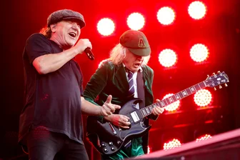 77.000 in der Rinne: So war das AC/DC-Konzert in Dresden - Brian Johnson und Angus Young live in Dresden.