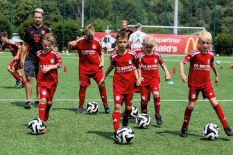 77 kleine Kicker lernen Tricks und Kniffe im Bayern-Campus -