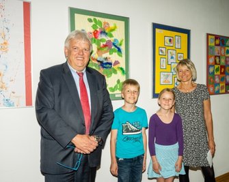 Doreen Lägel, Leiterin der Frühförderstelle, und Oberbürgermeister Dieter Greysinger (SPD) wurden von Rebecca (8) und Timon Martin (9) bei der Vernissage im Rathaus musikalisch unterstützt. 