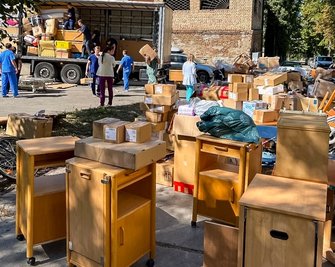 Der Hilfstransporter wird in Kiew entladen: Bereits 48 Stunden nach dem Start waren Krankenbetten aus Hainichen im Einsatz.