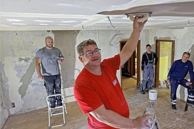 André Walter (vorn) und weitere Helfer stehen für Arbeitseinsätze parat.