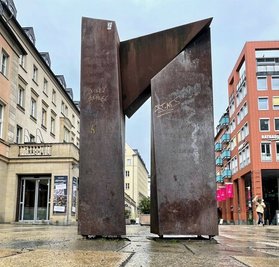 An der Skulptur "Sicile Tor" war der Geier befestigt. 