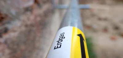 Eine Gasleitung auf der Baustelle eines Hauses. 
