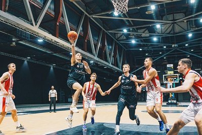 Ex-NBA-Profi Matt Mooney (mit Ball, rechts Jonas Richter) feierte gegen Pardubice sein Debüt im Niners-Trikot und machte 16 Punkte. 