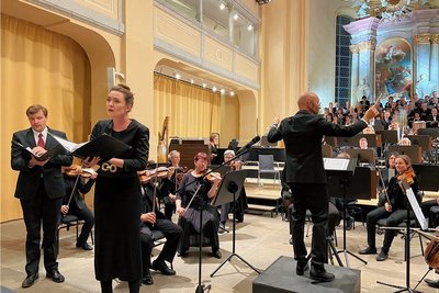Dacapo, drei Monate nach der Uraufführung: Mit Komponist Andreas Pabst am Pult führten die Singakademie Chemnitz, die Mittelsächsische Philharmonie sowie Sopranistin Amelie Müller und Tenor Alexander Schafft in der Freiberger Nikolaikirche Pabsts "Requiem Corona" auf. 