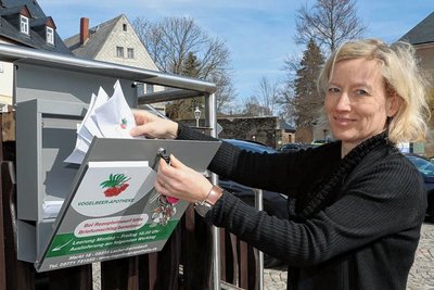 Apothekerin Antje Bertram von der Vogelbeer-Apotheke in Lauter am neuen Rezeptbriefkasten in Grünhain, der sich an der dortigen Fleischerei Reinwart befindet. 