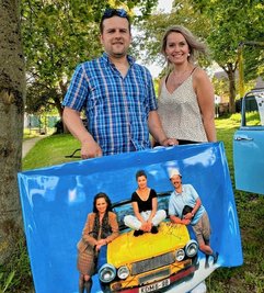 Stev Kuhn und Christina Mothes mit einer einst im Filmlook frisierten Motorhaube - Stev Kuhn hat sie jetzt gegen das Original ausgetauscht.