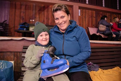 Nadine Dietzel (rechts) und ihr Sohn Emil waren zum ersten Mal auf der Eisbahn im Elstergarten Oelsnitz Schlittschuhlaufen.