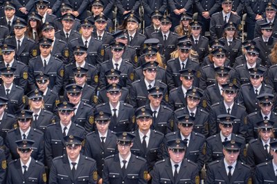 Am Mittwoch hat die Polizei Sachsen in Dresden 615 angehende Polizistinnen und Polizisten offiziell in den Dienst aufgenommen und vereidigt. Das sind 100 weniger als noch im vergangenen Jahr.