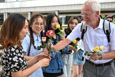 Eine Rose zum Abschied: Karl Friedrich Schmerer, Chef der Bildung und Arbeit ohne Grenzen GmbH, mit den von seiner Firma betreuten Absolventinnen des jüngsten Deutschkurses.