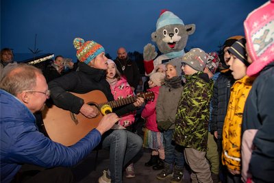 Die Eröffnung der Eisbahn haben die Kinder von der Kita am Stadion im Elstergarten musikalisch begleitet.