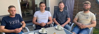 Retteten eine Frau aus einem brennenden Haus in Hammerbrücke: Daniel Gütter, Lukas Kain, Steffen Huy und Björn Meisel (von links). Jetzt ließen die Vier ihre Hilfsaktion Revue passieren.