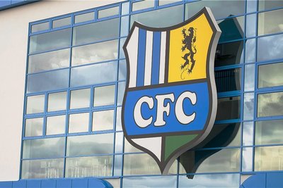 Das CFC-Logo am Stadion an der Gellertstraße. Hier wird am Dienstag nun doch nicht gespielt.