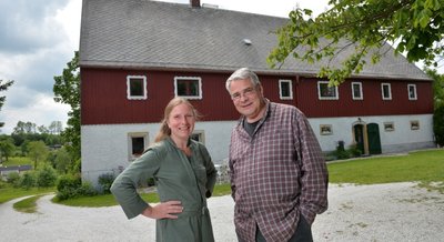 Silke Führich und Reinhardt Schuchart gestalten bereits seit zehn Jahren auf ihrem Kastanienhof in Reichenau mit Laienschauspielern erfolgreiche Aufführungen von Komödie bis Klassik. Nach coronabedingter Pause bereiten sie nun die neue Spielzeit vor. 