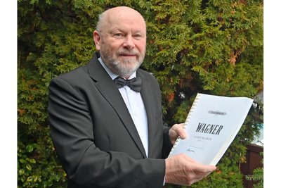 2025 ist das Jahr der Stimme: Opernsänger Mathias Kunze aus Falkenau studiert aktuell eine Wagner-Rolle ein.