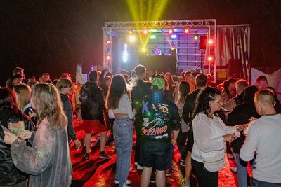 Und die rund 300 Partygäste ließen sich die gute Laune auch vom einsetzenden Regen nicht verderben. 