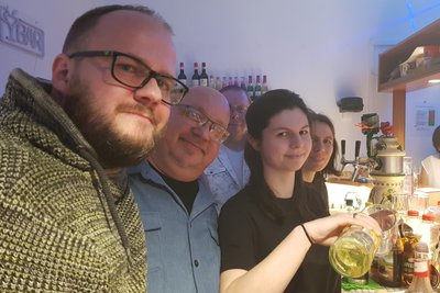 Kuschelig und zugleich geschäftige Atmosphäre strahlte die Bar aus. Torsten Reichel (links) und sein Team hatten alle Hände voll zu tun.