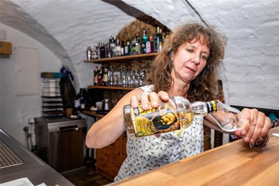 Zukünftig sollen im "Gewölbekeller" auch Wein- und Whiskeyverkostungen stattfinden. Über 40 verschiedene Whiskey- und Ginsorten sind dafür vorrätig.