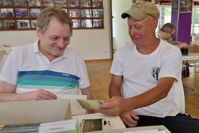 Auch der Werdauer Frank Arlandt (l.) und René Fuchs aus Aue tauschten sich beim Jahrestreffen der Sammlervereinigung für Stadionansichtskarten aus.