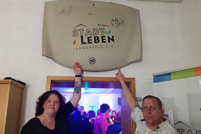 Wie alle anderen im Verein sind die Vorstandsmitglieder Jeanette Szujer und Alexander Kasubek stolz auf eine Trabbi-Motorhaube mit Autogrammen von Claudia Schmutzler und Wolfgang Stumph.