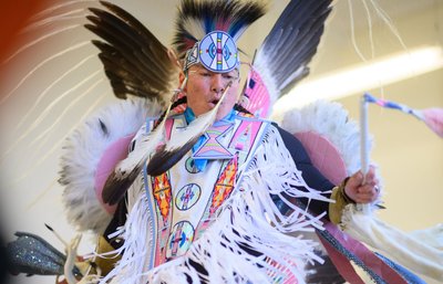 In traditioneller Kleidung demonstrierte "Supaman" vor Schülern einer siebten Klasse in Radebeul einen "Fancy War Dance" - eine moderne Adaption traditioneller indigener Stammestänze. 